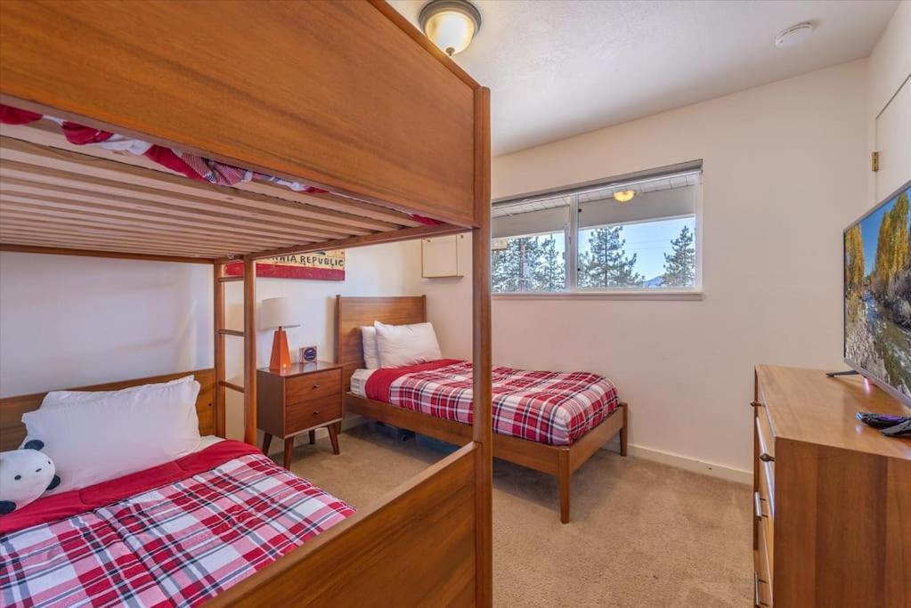 Lake Views, Pet-Friendly Cabin With Hot-Tub In King'S Beach Kings Beach Esterno foto