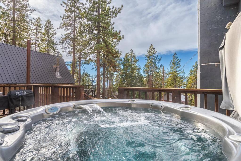 Lake Views, Pet-Friendly Cabin With Hot-Tub In King'S Beach Kings Beach Esterno foto